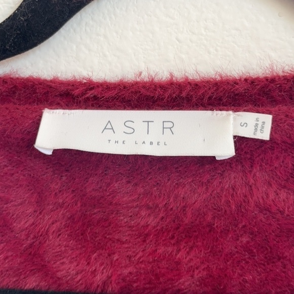 ASTR the label red fuzzy crop sweater puff sleeve - Picture 4 of 7